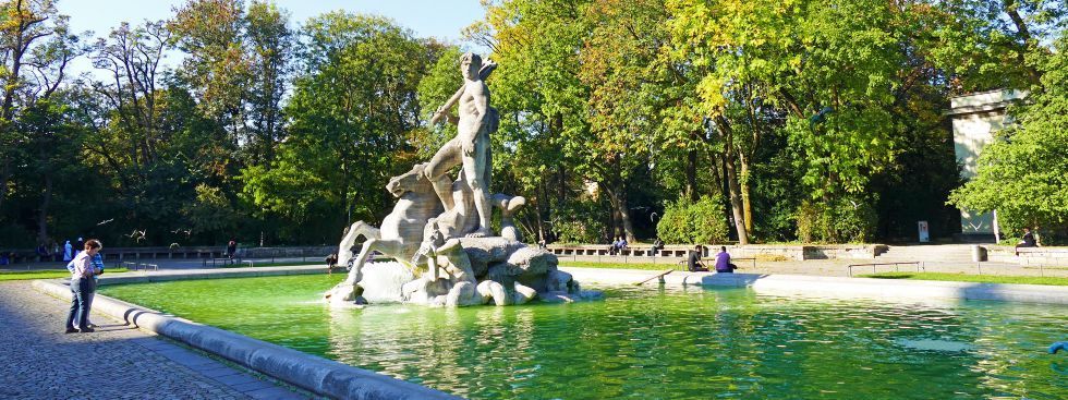 alter Botanischer Garten mit Neptunbrunnen vor Justizpalast