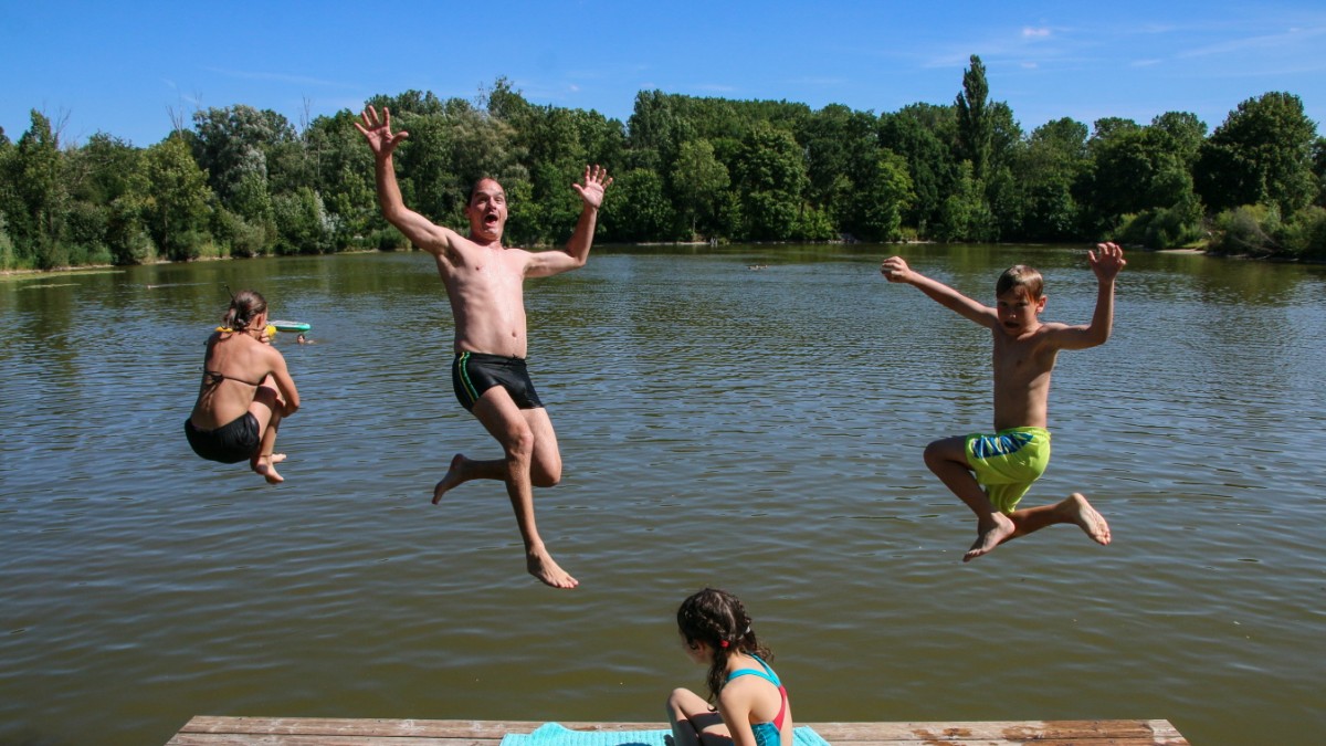 Kinder springen in den Heiglweiher