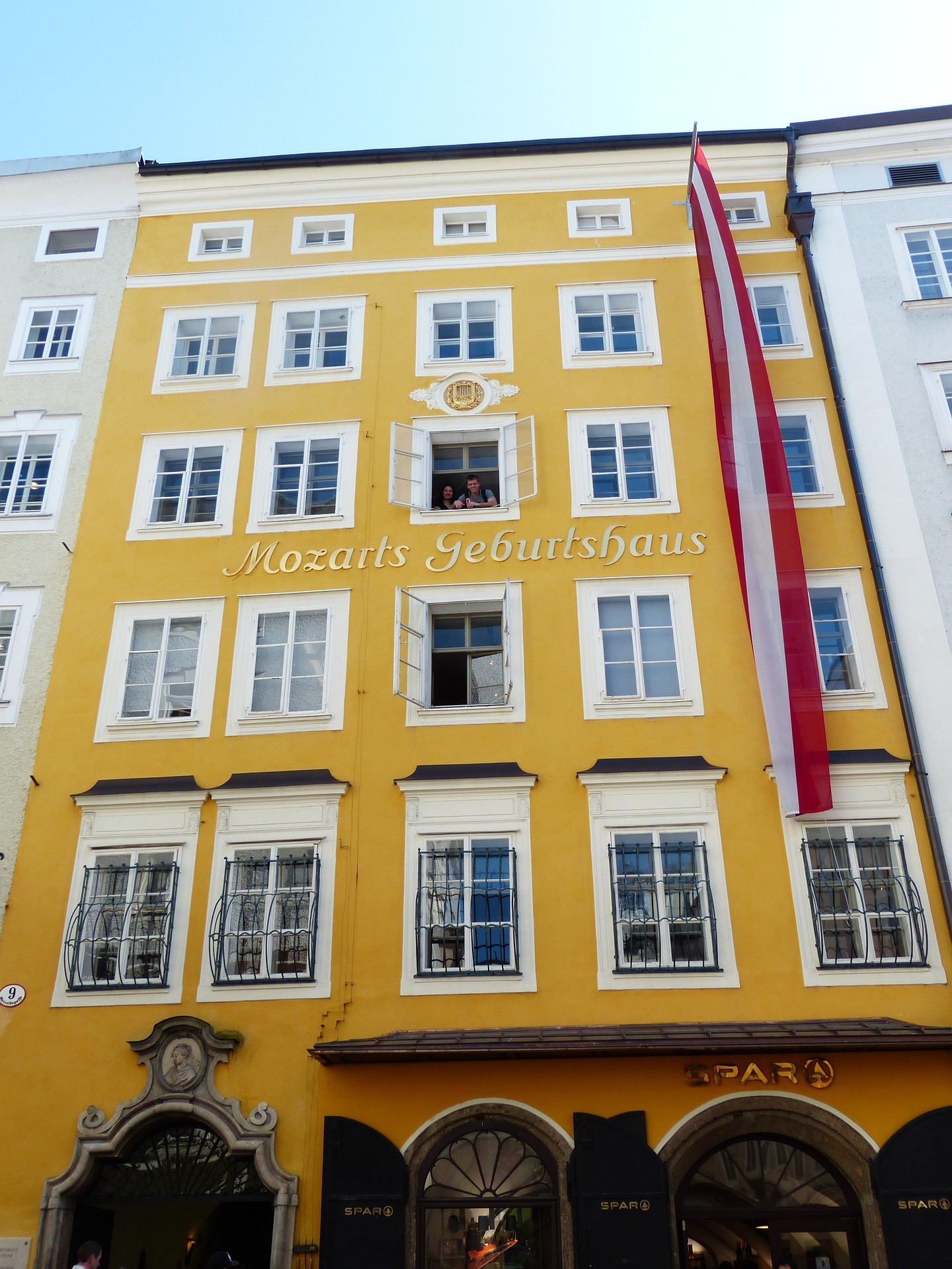 mozart-geburtshaus Mozart's birthplace in yellow with the Austrian flag