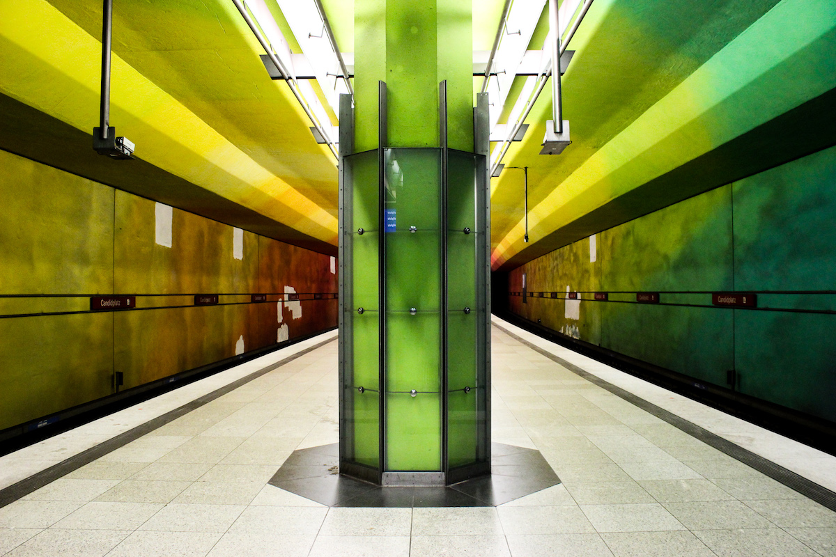U-Bahn Haltestelle Candidplatz in Regenbogenfarbe