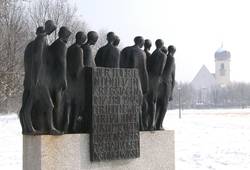 Blutenburg_Death March Monument in front of the lake